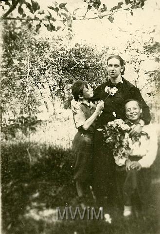KKE 159.jpg - Helena Orzechowska z dziećmi: Alicją i Henrykiem, Krzemieniec 1936 r.